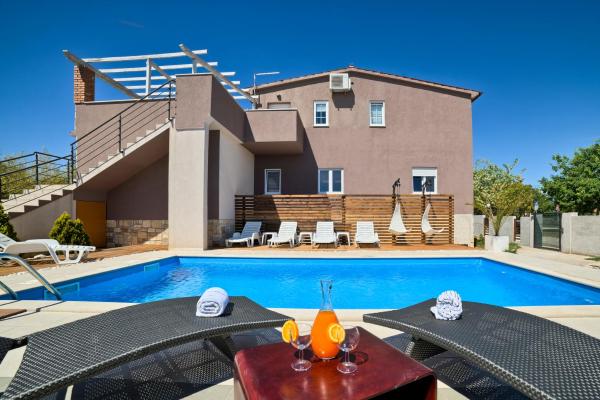 Stylish & luxury villa with pool, biliard, extra pool heating available - WiiBukの写真4