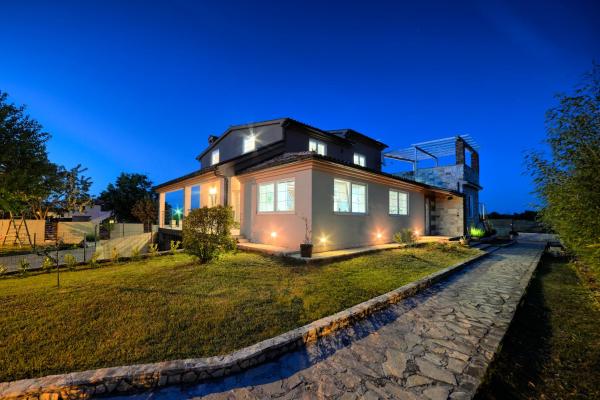 Stylish & luxury villa with pool, biliard, extra pool heating available - WiiBukの写真3