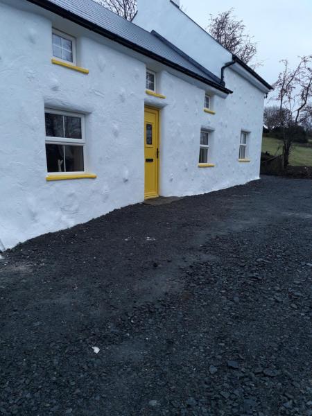 The photo shows the Sams cottage located in the city of Corderry.