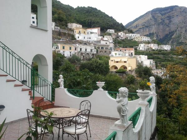 A la foto es mostra l'objecte Gerry house situat a la ciutat de Amalfi.