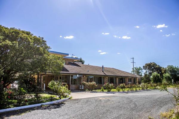 The photo shows the Allonville Gardens Motel located in the city of Borambola.