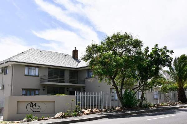 The photo shows the 34onlincoln Guesthouse located in the city of Bellville.