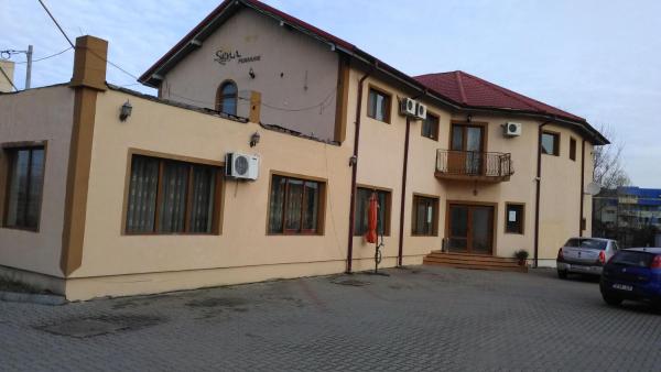 На фото показан объект Pensiunea SENA Focsani, расположенный в городе Răstoaca.