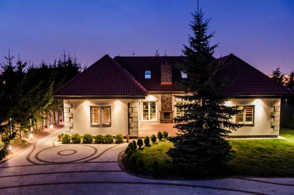 Na zdjęciu widoczny jest obiekt Villa Hof położony w mieście Luboń.