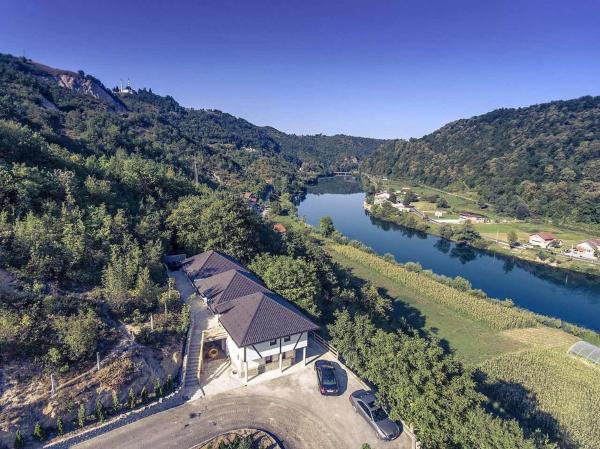 A la foto es mostra l'objecte 6 New River View Apartments situat a la ciutat de Bihac.
