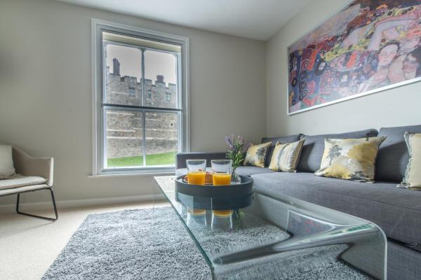 Central Windsor Apartment Facing the Castle, Windsor
