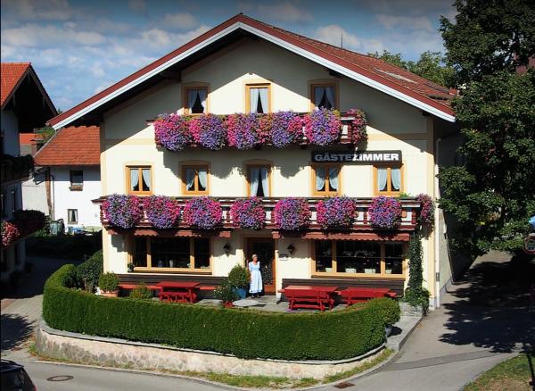 The photo shows the Pension Langerspacher located in the city of Holzhausen.