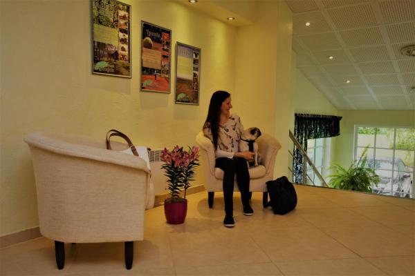 Na zdjęciu widoczny jest obiekt Hotell Sõnajala położony w mieście Kärdla.