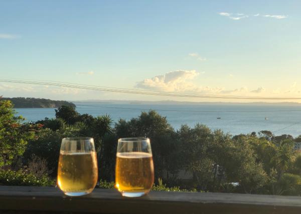 På bildet vises objektet The Black Pearl, Waiheke Island som ligger i byen Oneroa.