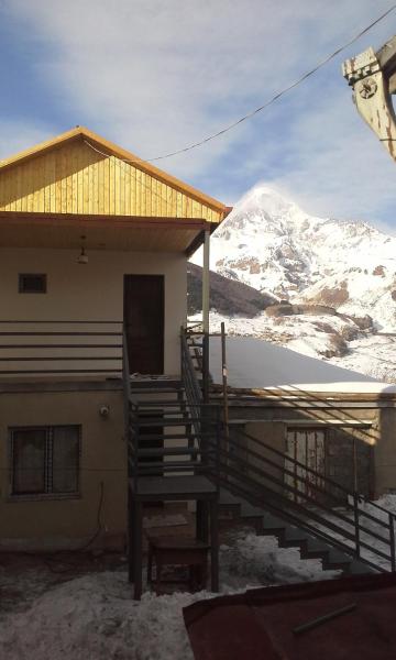 A la foto es mostra l'objecte Guest House Sunset situat a la ciutat de Kazbegi.