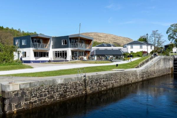 Na zdjęciu widoczny jest obiekt Moorings Hotel położony w mieście Fort William.