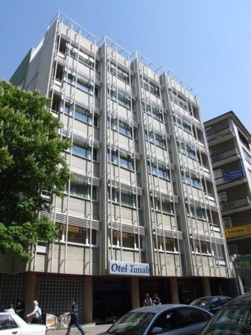 写真にはアンカラ市にあるHotel Tunaliが写っています。
