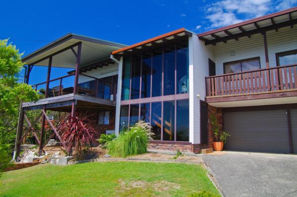 Barrels Beach House, 28 Dulconghi Street - Crescent Head