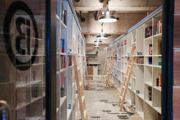 A la foto es mostra l'objecte bnbplus Niigata Book Inn situat a la ciutat de Niigata.