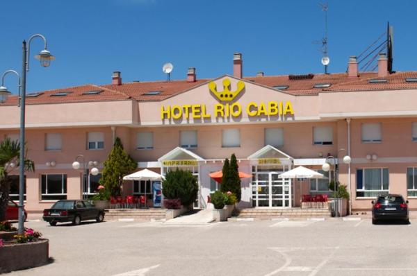 På billedet ses objektet Hotel Río Cabia beliggende i byen Rabé de las Calzadas.