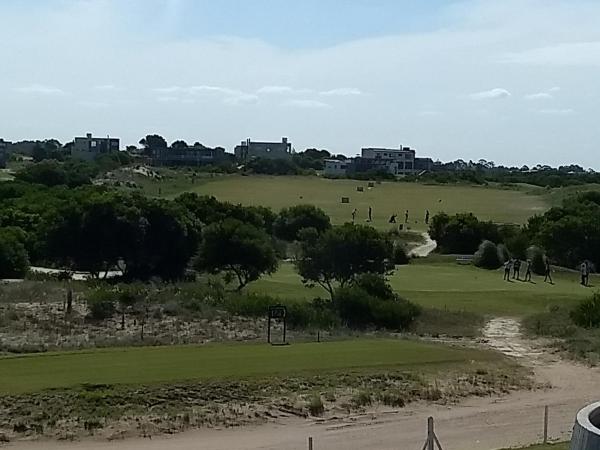 A la foto es mostra l'objecte Costa Esmeralda Departamento para 6 Personas sobre el Golf situat a la ciutat de Pinamar.