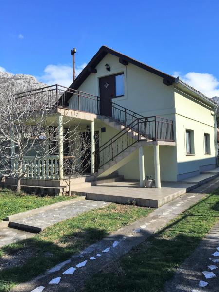 写真にはカルロバッグ市にあるApartman Dolacが写っています。