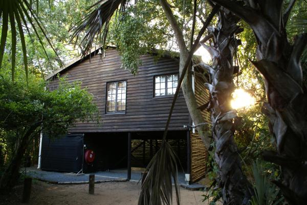 Na foto é possível ver o objeto Isinkwe Bush Camp localizado na cidade de Neemane.
