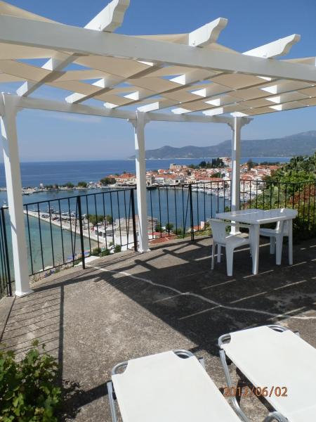 Na foto é possível ver o objeto Samos Rooms localizado na cidade de Pythagoreio.
