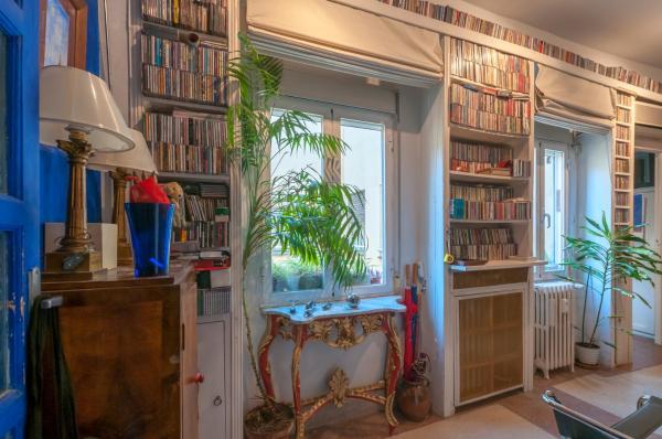 A la foto es mostra l'objecte Malasaña. La casa del artista situat a la ciutat de Madrid.
