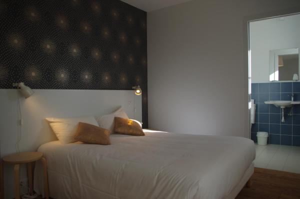 Na fotografii je vidět objekt Hôtel Rapin nacházející se ve městě Paillet.