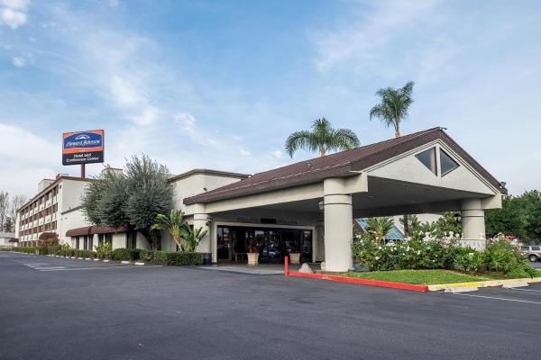 Foto 2: Howard Johnson by Wyndham Fullerton/Anaheim Conference Cntr