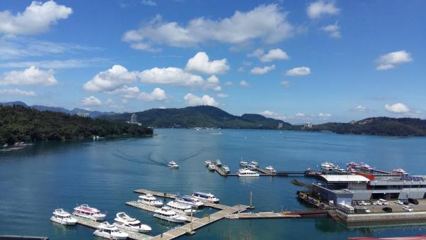 The photo shows the Yi Da Lakeside Hotel located in the city of Yuchi.