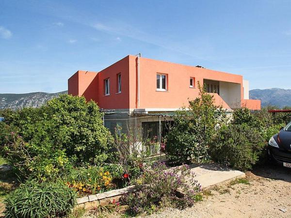A la foto es mostra l'objecte Apartmani Zute situat a la ciutat de Korčula.