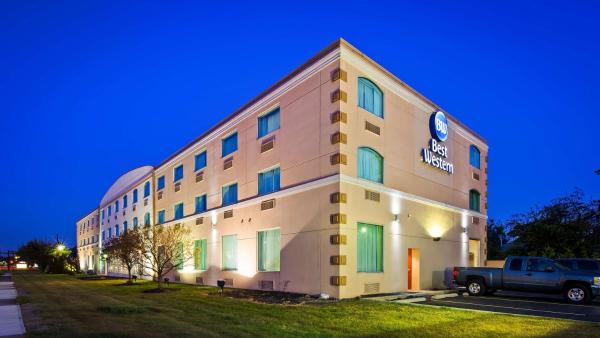 A la foto es mostra l'objecte Best Western Airport Inn & Suites Cleveland situat a la ciutat de Brook Park.