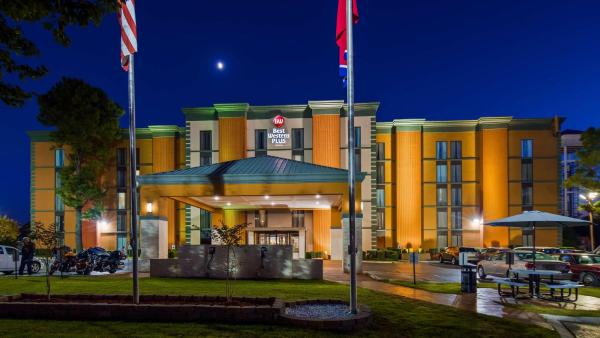 A la foto es mostra l'objecte Best Western Plus Galleria Inn & Suites situat a la ciutat de Arlington.