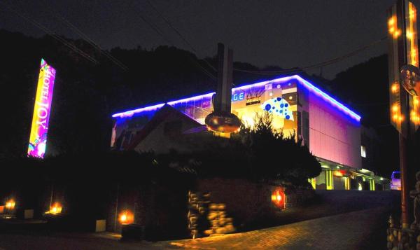 A la foto es mostra l'objecte Hotel Joy (Love Hotel) situat a la ciutat de Ashiya.