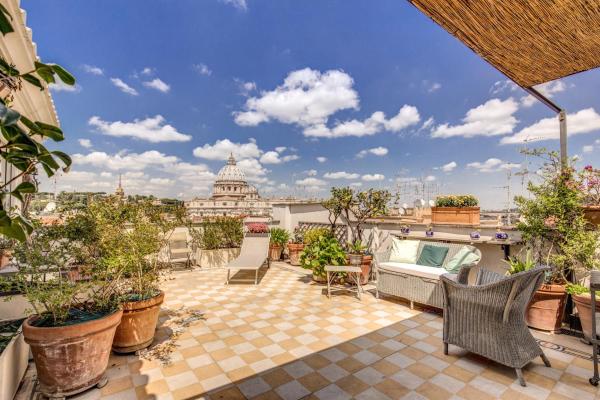 Attic with Terrace Overlooking St Peter's Basilicaの写真7
