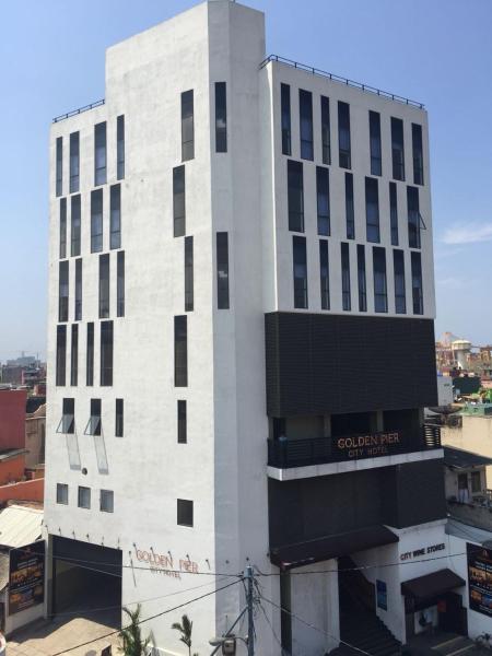 The photo shows the Golden Pier City Hotel located in the city of Mutwal.