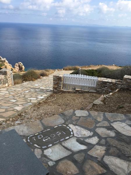A la foto es mostra l'objecte Villa Thori at Poulati Sifnos situat a la ciutat de Artemon.