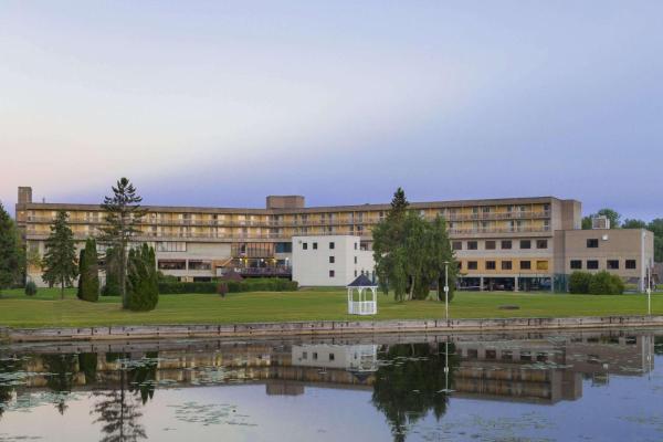 Foto 2: Ramada by Wyndham Belleville Harbourview Conference Center