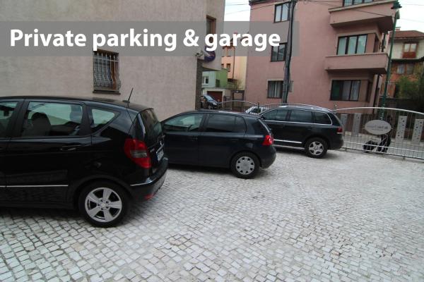 Na fotografii je vidět objekt Le Petit Prince Guesthouse Free Gated Parking nacházející se ve městě Sarajevo.