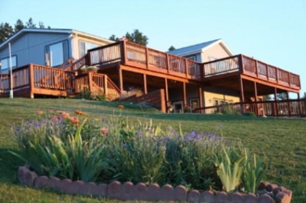 En la foto se muestra el objeto Sawin' Logs Inn ubicado en la ciudad de Devils Tower.