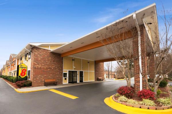Super 8 by Wyndham Charlotte University photo 1