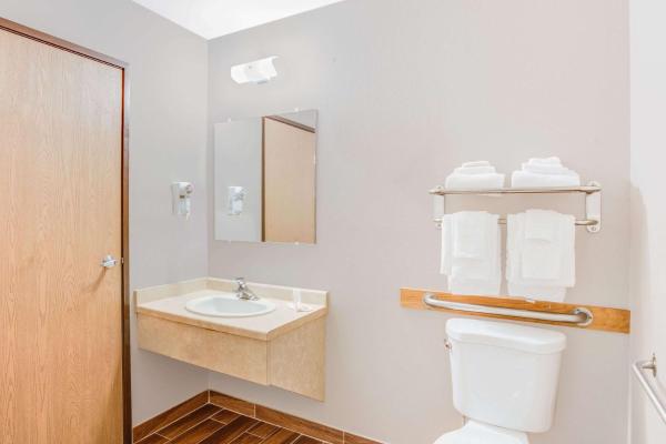 Kuva 3: Super 8 by Wyndham Green Bay Near Stadium