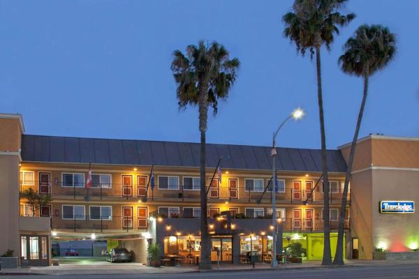 Na zdjęciu widoczny jest obiekt Travelodge by Wyndham Culver City położony w mieście Los Angeles.