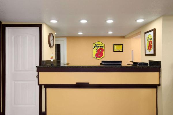 Super 8 by Wyndham Woodward photo 8