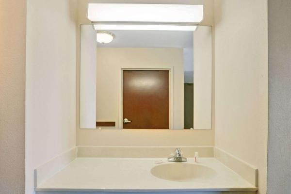 Φωτογραφία 4: Super 8 by Wyndham Louisville/Expo Center