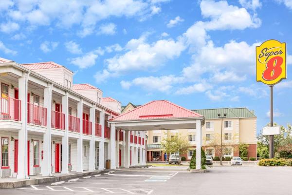 Na fotografii je vidět objekt Super 8 by Wyndham Clinton nacházející se ve městě Andersonville.