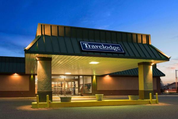 Na foto é possível ver o objeto Travelodge by Wyndham Sturgis localizado na cidade de Colon.