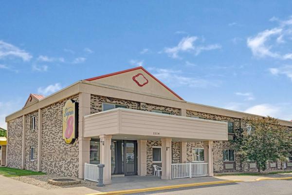 På billedet ses objektet Super 8 by Wyndham Monticello beliggende i byen Becker.