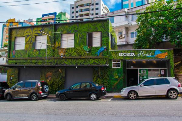 På bildet vises objektet Eco Box Hostel som ligger i byen Florianópolis.