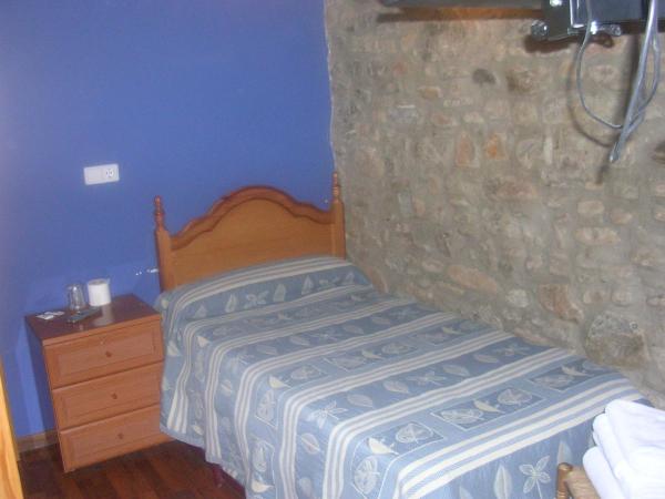 Na fotografii je vidět objekt Apartamentos Turisticos Sol y Nieve nacházející se ve městě Jaca.