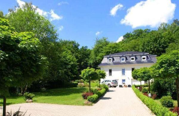 På billedet ses objektet Weisses-Haus-am-Kurpark-Fewo-Gartenblick beliggende i byen Quedlinburg.