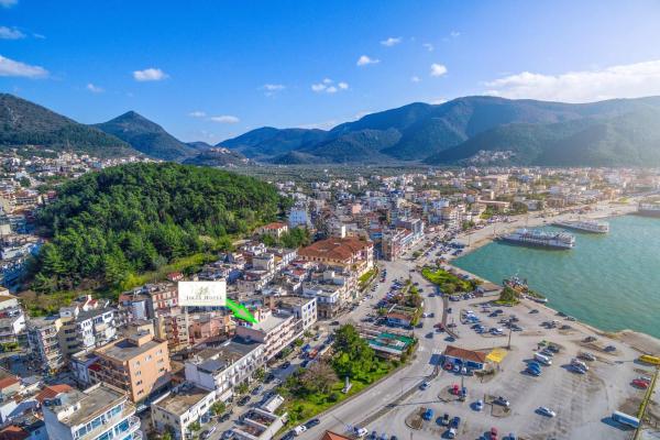 A la foto es mostra l'objecte Jolly Hotel situat a la ciutat de Igoumenitsa.