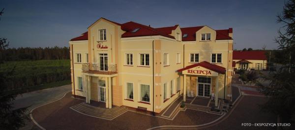 Na zdjęciu widoczny jest obiekt Hotel Arkada położony w mieście Żelechlinek.